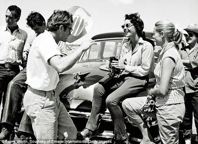 Dean con Liz Taylor e Rock Hudson 