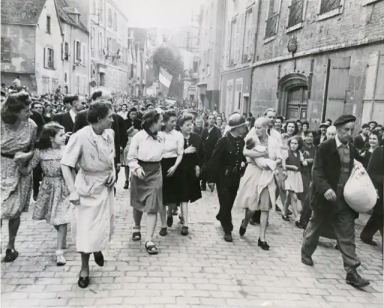 Disprezzo verso la collaborazionista a Chartres jpeg