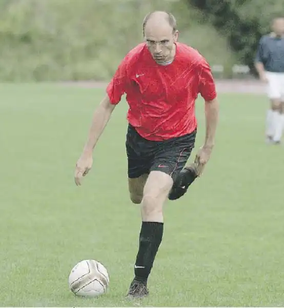 ENRICO LETTA GIOCA A CALCIO 