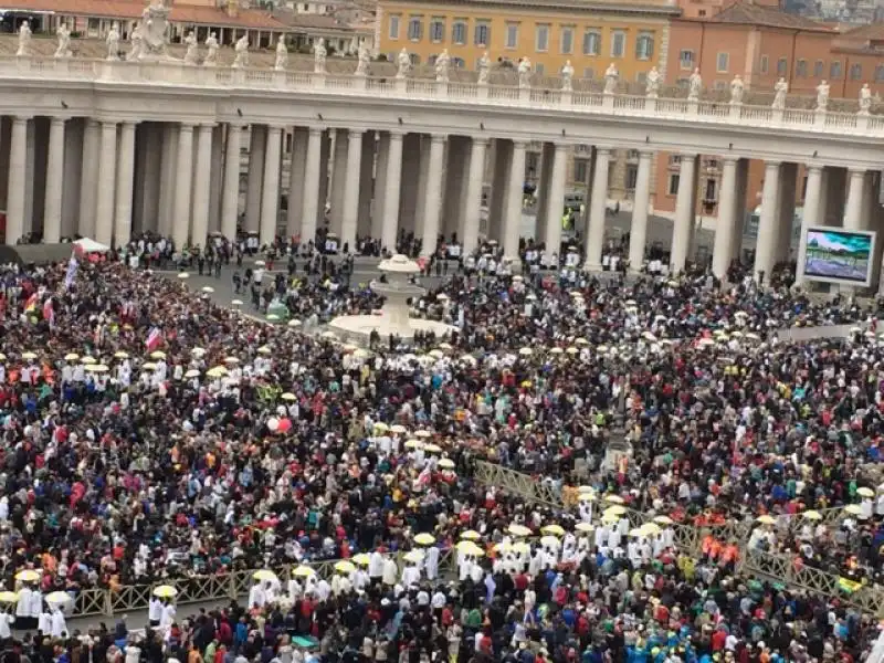 I FEDELI A PIAZZA SAN PIETRO PER I PAPI SANTI