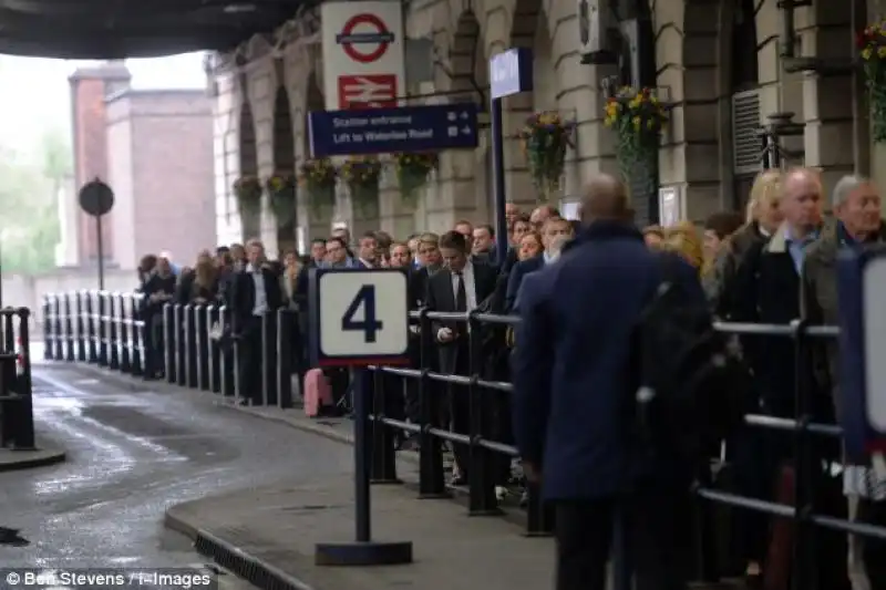 FILA AI TAXI A WATERLOO STATION 