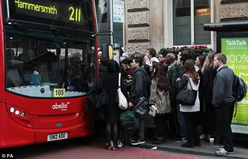 FILA PER BUS A VICTORIA STATION 