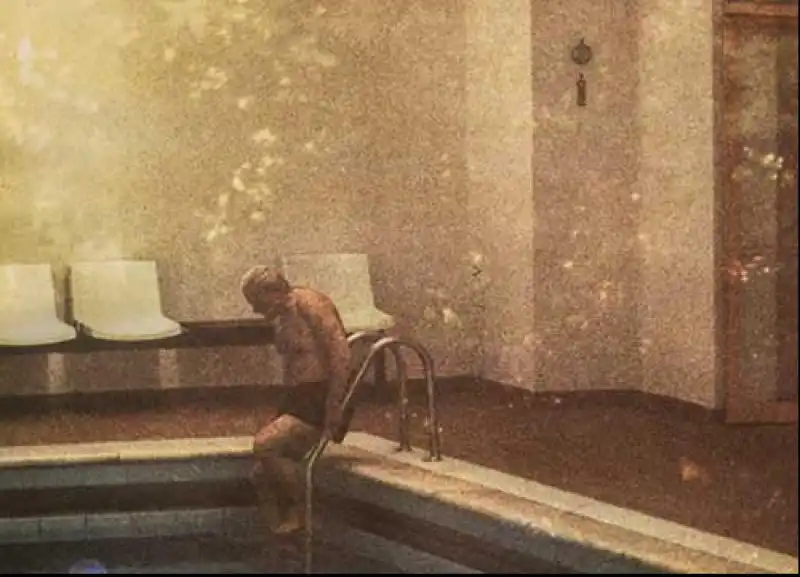 FOTO INEDITE DI KAROL WOJTYLA  SCATTI IN PISCINA E DURANTE LA LETTURA 