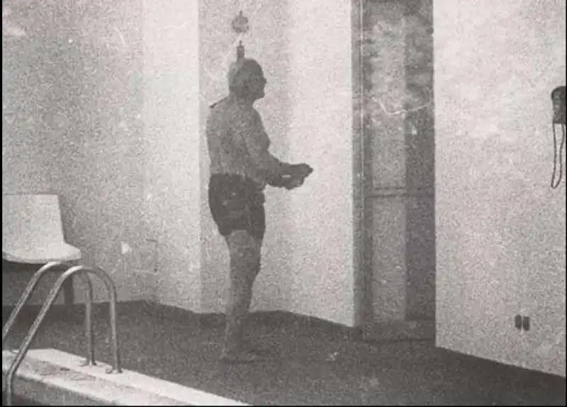 FOTO INEDITE DI KAROL WOJTYLA  SCATTI IN PISCINA E DURANTE LA LETTURA 