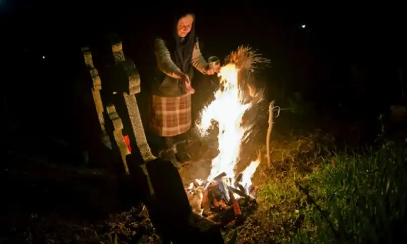 Fuochi nei cimiteri in Romania jpeg