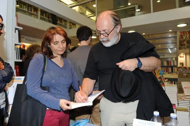 Giusti autografa il suo libro 