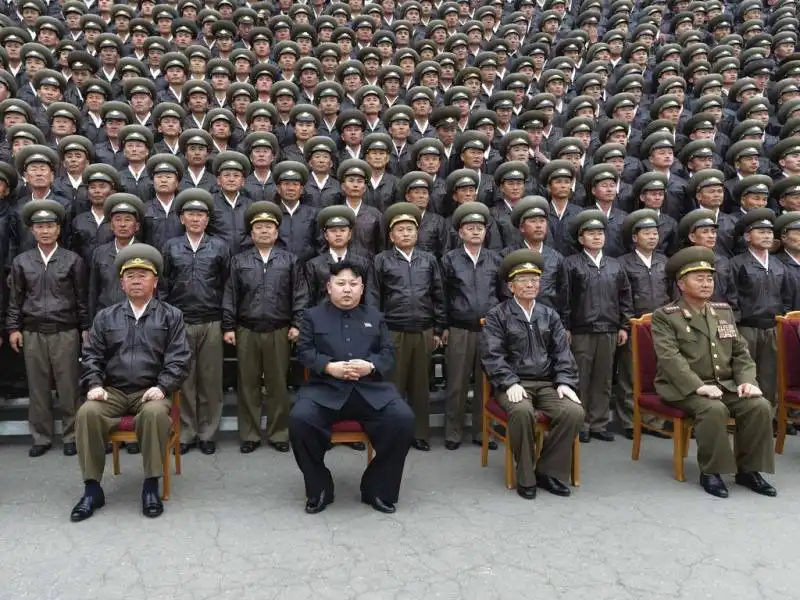 Kim Jong Un con esercito di Oyongyang 