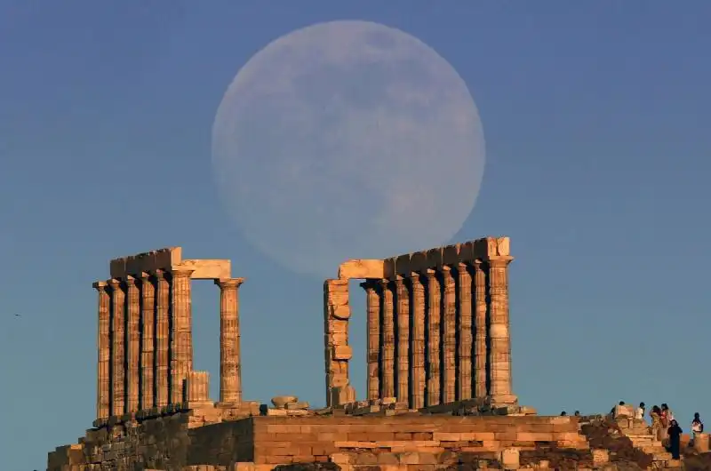 Luna su tempio di Poseidone in Grecia 