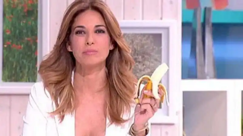 MARIL MONTERO RTVE MANGIA UNA BANANA IN DIRETTA TV 