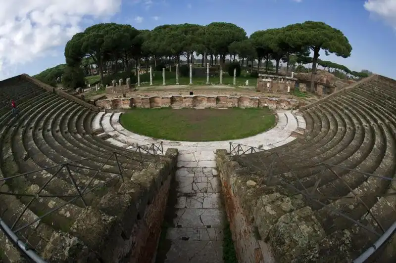 ostia antica scorcio del teatro 