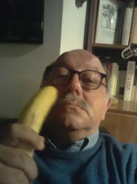 PIERLUIGI BATTISTA CON LA BANANA