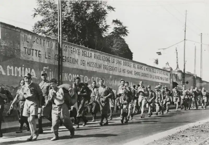 Prigionieri di guerra in marcia per Messina jpeg