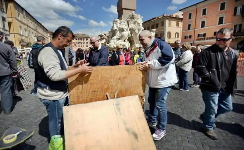 PROTESTA PITTORI PIAZZA NAVONA 