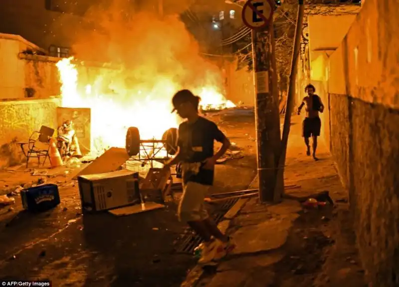 PROTESTE FAVELAS RIO 