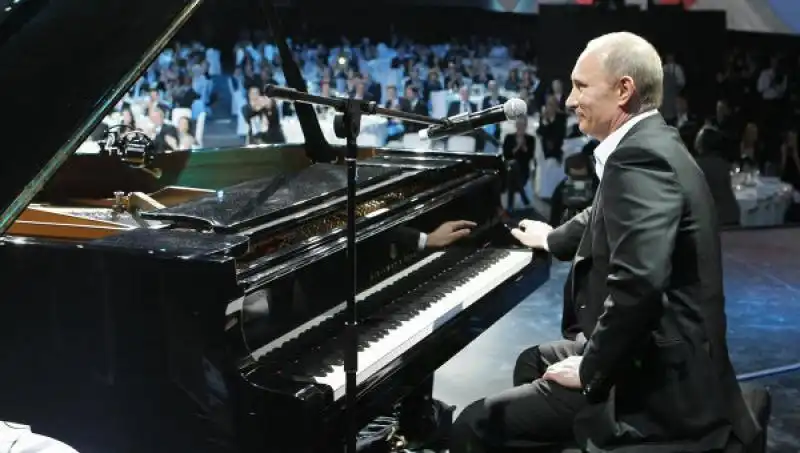 PUTIN AL PIANO 