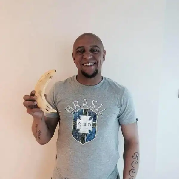 ROBERTO CARLOS CON BANANA 