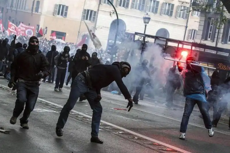 Roma, guerriglia urbana