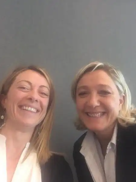 SELFIE GIORGIA MELONI E MARINE LE PEN 