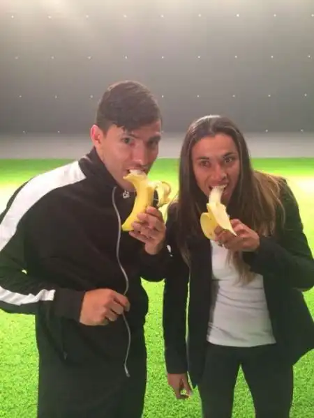 SERGIO AGUERO E MARTA CON BANANA 