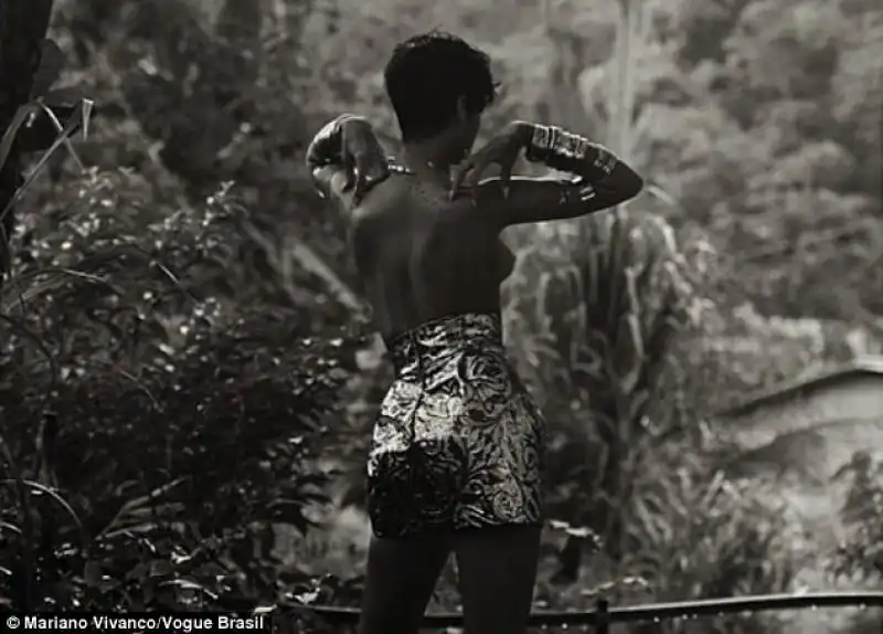 Silhouette topless di Rihanna 