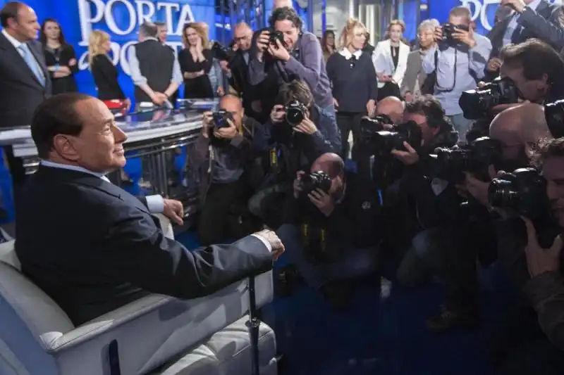 SILVIO BERLUSCONI A PORTA A PORTA DA VESPA FOTO LAPRESSE 