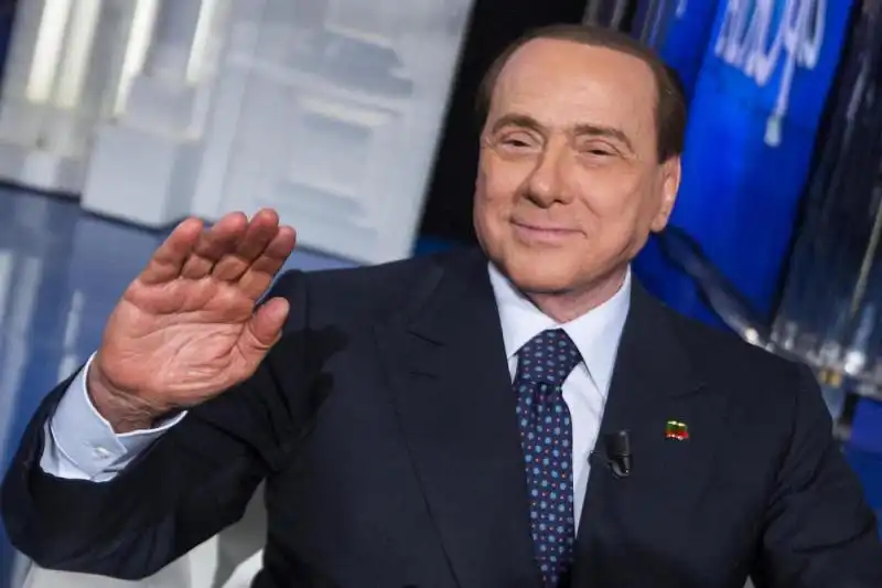 SILVIO BERLUSCONI A PORTA A PORTA DA VESPA FOTO LAPRESSE 