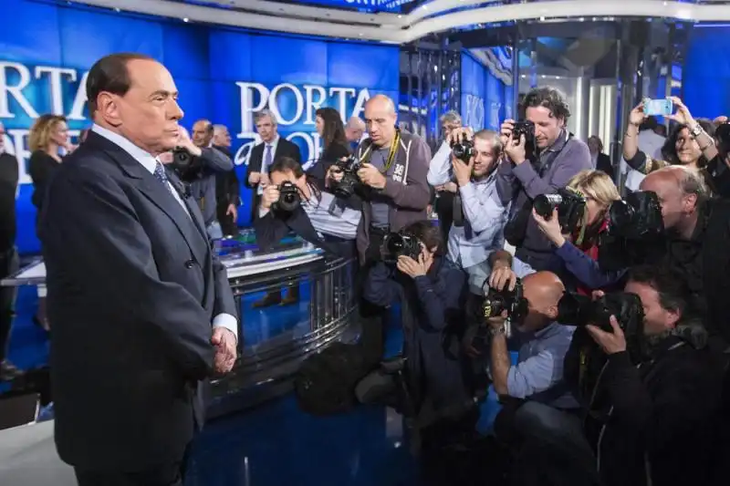 SILVIO BERLUSCONI A PORTA A PORTA DA VESPA FOTO LAPRESSE 