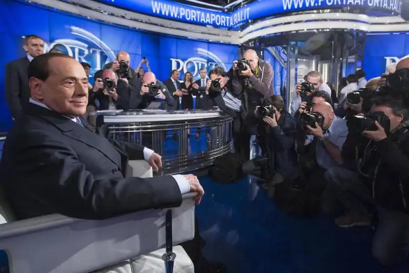 SILVIO BERLUSCONI A PORTA A PORTA DA VESPA FOTO LAPRESSE 