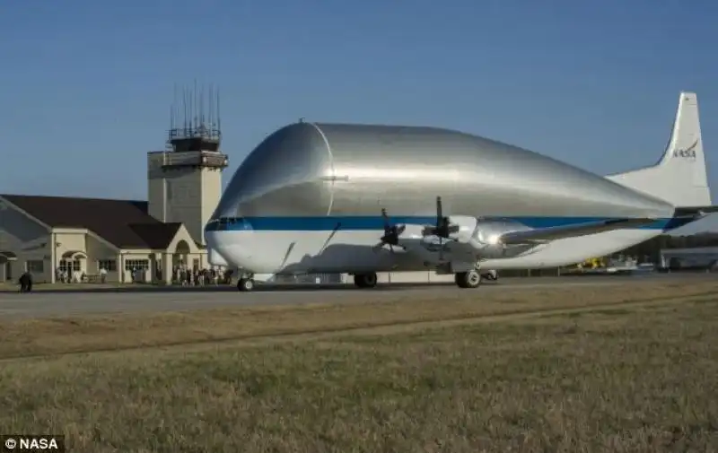 Il Super Guppy trasporta materiale spaziale 