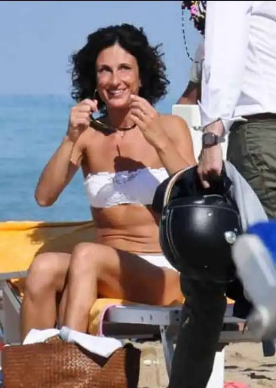 AGNESE LANDINI IN SPIAGGIA  