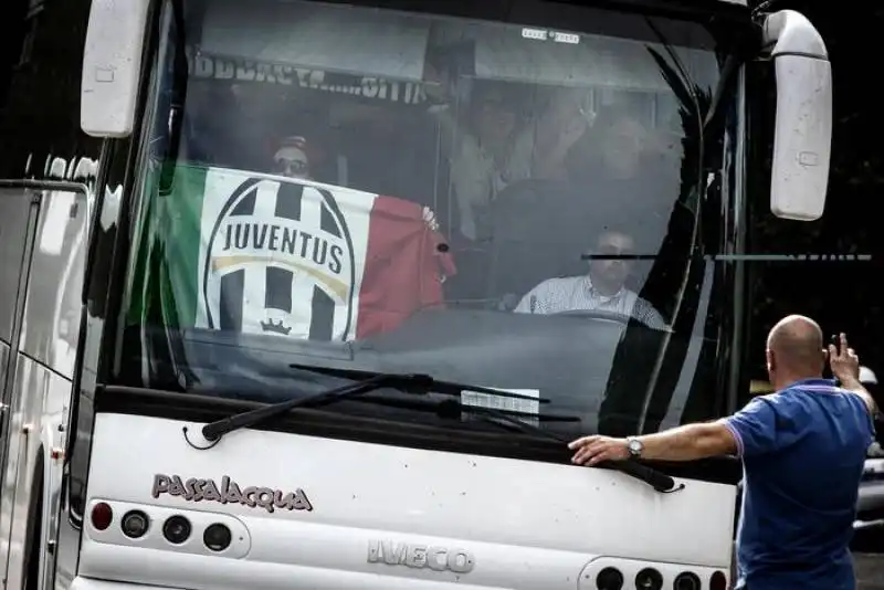 assalto al bus della juve  