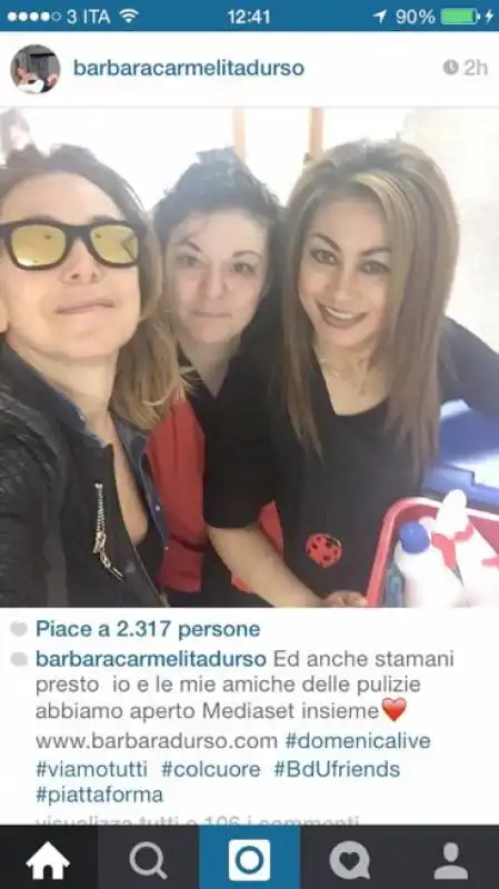 barbara durso con le donne delle pulizie di mediaset