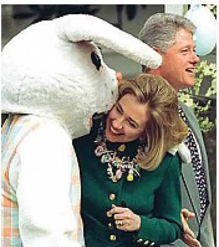 BILL E HILLARY CLINTON CON EASTER BUNNY