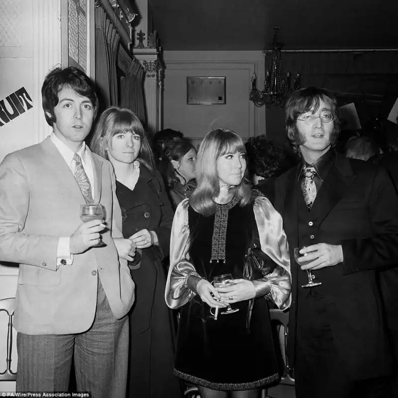 cynthia lennon con john e paul mccartney