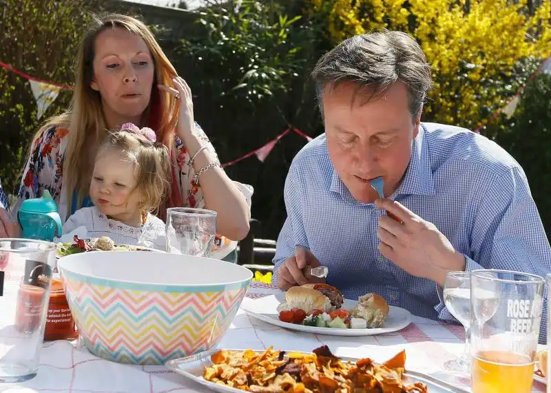 david cameron mangia l hot dog con coltello e forchetta