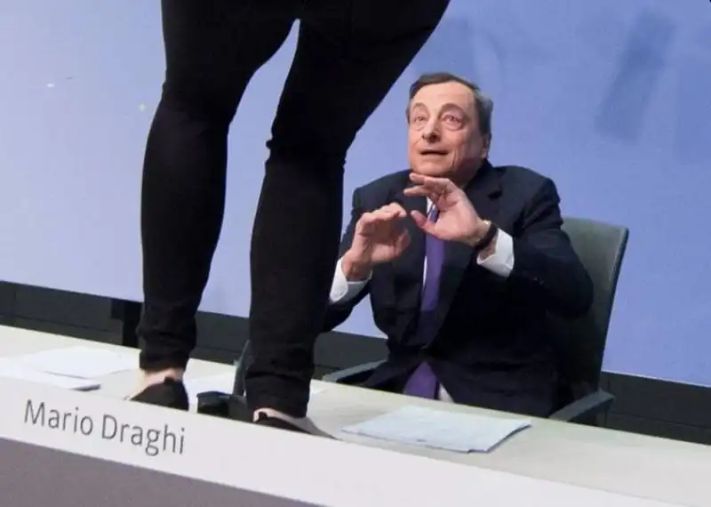 draghi contestato con i coriandoli 4