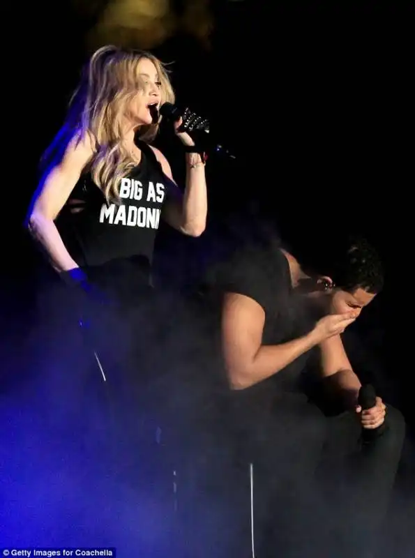 drake schifato dal bacio di madonna