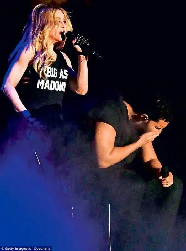 drake schifato dal bacio di madonna