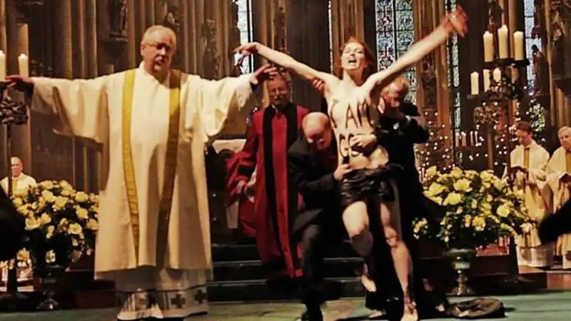 femen   nel  duomo  di colonia