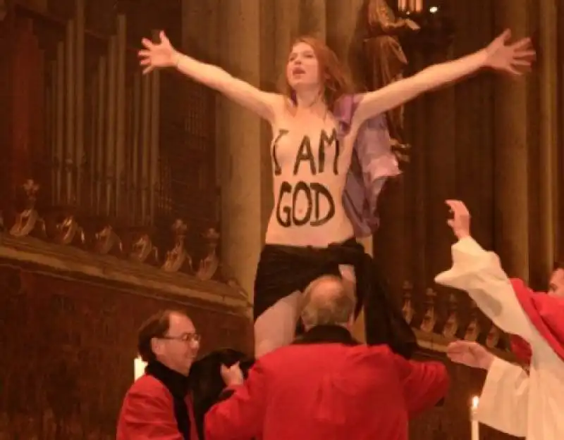 femen  nel  duomo di colonia