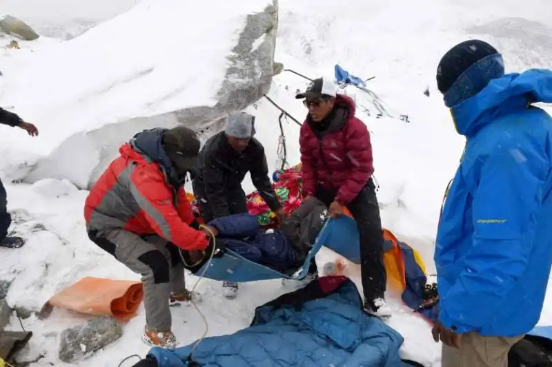 feriti al campo base everest