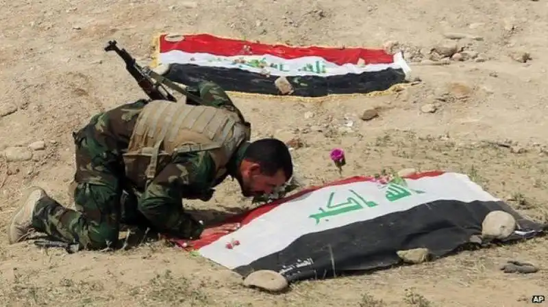 fosse comuni di soldati iracheni a tikrit