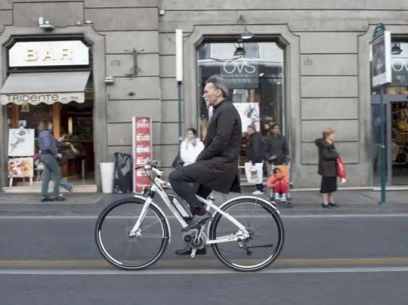 graziano delrio va in bici contromano e senza mani