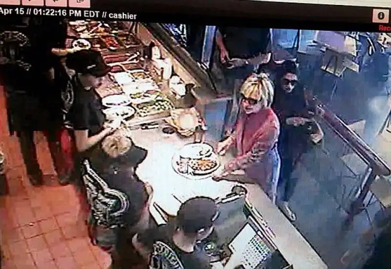 hillary clinto si mangia un burrito al chipotle dell ohio