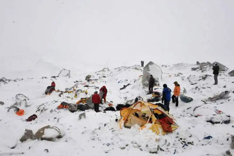 il campo base dell  everest dopo la valanga