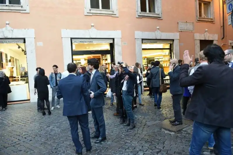 invitati all esterno della libreria