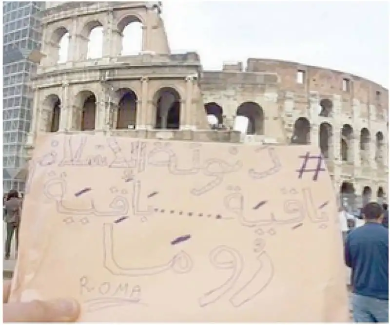 ISIS - FOTO SCATTATA DAVANTI AL COLOSSEO