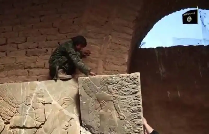 isis mostra distruzioni a nimrud 49b589a