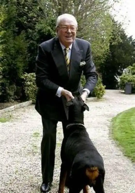 jean marie le  pen con il suo doberman