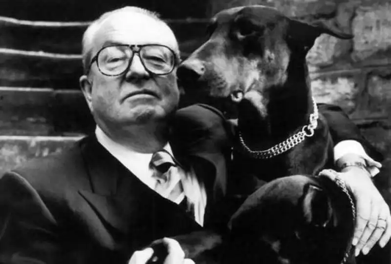 jean marie le pen con il suo doberman